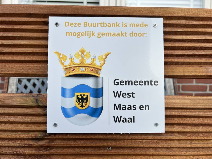 Bordje op de bank: Deze Buurtbank is mede mogelijk gemaakt door Gemeente West Maas en Waal